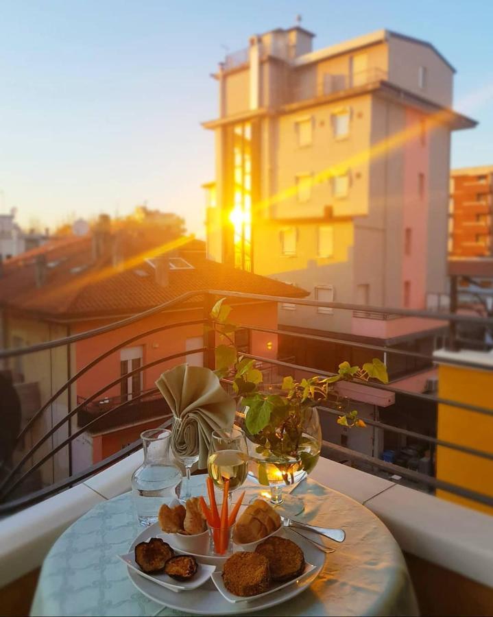 Hotel Romantica Rimini Esterno foto